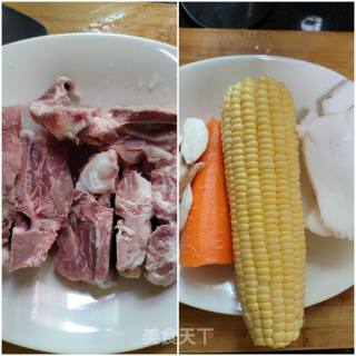 排骨煲椰子玉米汤的做法步骤：1