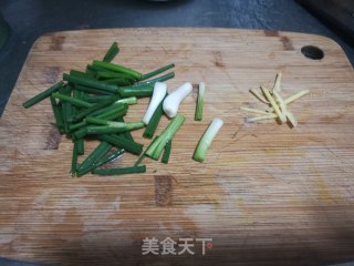香葱煸蚕豆的做法步骤：1