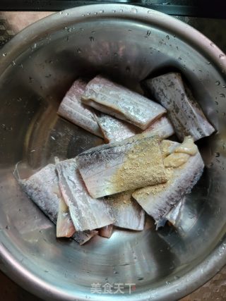 老干妈焖带鱼的做法步骤：3