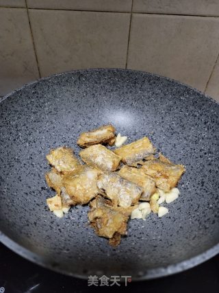 老干妈焖带鱼的做法步骤：10