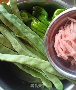 豆角炒肉丝的做法步骤：1