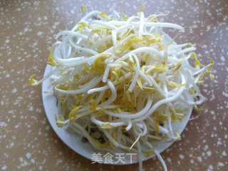 韭菜炒绿豆芽的做法步骤：1
