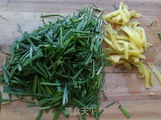 韭菜炒绿豆芽的做法步骤：2