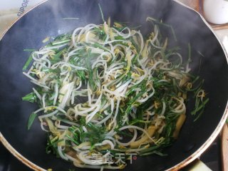 韭菜炒绿豆芽的做法步骤：5