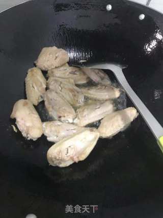红烧鸡翅的做法步骤：1