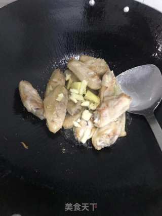红烧鸡翅的做法步骤：2