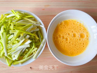 蒜黄炒鸡蛋的做法步骤：2