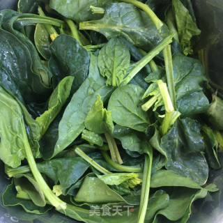菠菜拌葛根粉的做法步骤：1