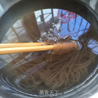 菠菜拌葛根粉的做法步骤：2