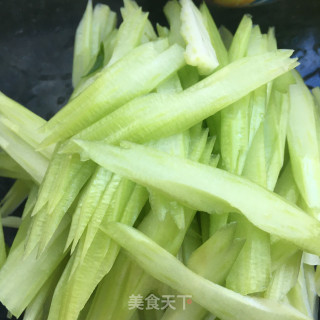 松茸炒西芹的做法步骤：2