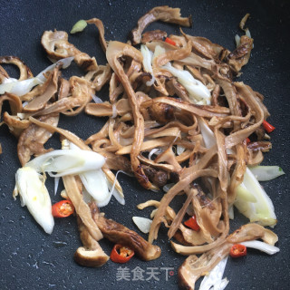 松茸炒西芹的做法步骤：6