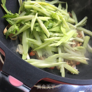 松茸炒西芹的做法步骤：7