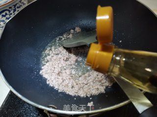 酸菜肉末炒小笋的做法步骤：5
