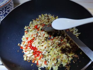 酸菜肉末炒小笋的做法步骤：9