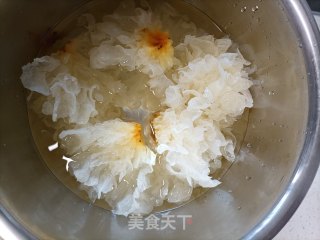 银耳莲子羹的做法步骤：1