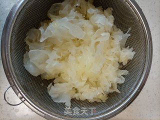 银耳莲子羹的做法步骤：2