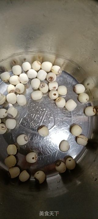 银耳莲子羹的做法步骤：3