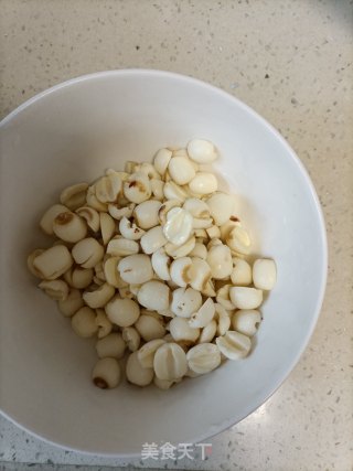 银耳莲子羹的做法步骤：4
