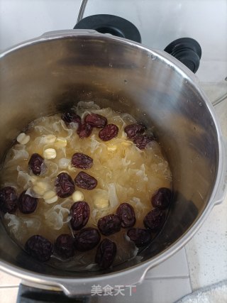 银耳莲子羹的做法步骤：6