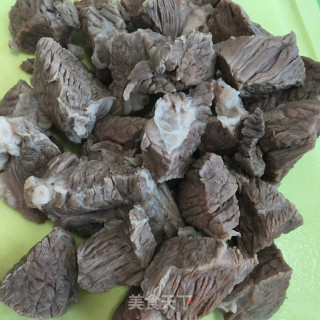 咖喱土豆烧牛腩的做法步骤：1