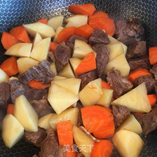 咖喱土豆烧牛腩的做法步骤：6