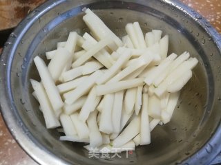 香菇莴笋鸭蛋炒年糕的做法步骤：1