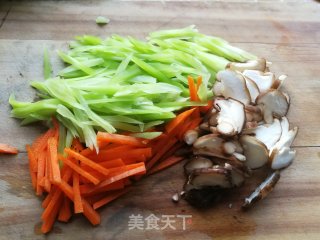 香菇莴笋鸭蛋炒年糕的做法步骤：4