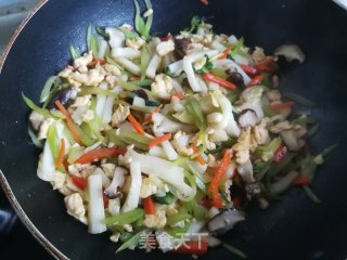 香菇莴笋鸭蛋炒年糕的做法步骤：7