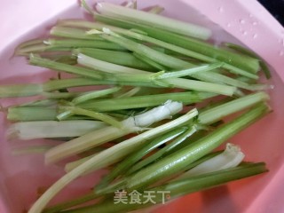 芹菜雪梨汁的做法步骤：2