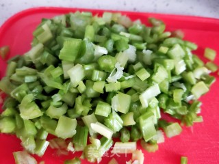 芹菜雪梨汁的做法步骤：3