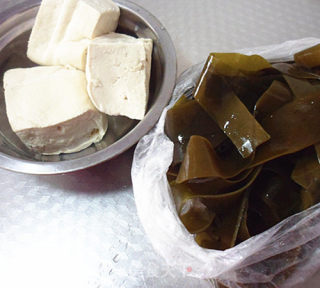 豆腐炖海带的做法步骤：1