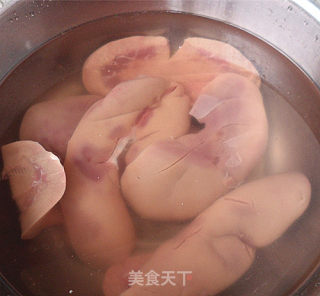 蒜苗炒猪腰的做法步骤：1