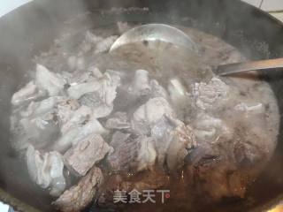 土豆烧牛腩的做法步骤：1