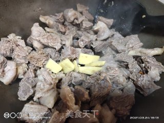 土豆烧牛腩的做法步骤：2