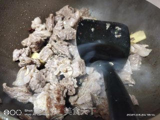 土豆烧牛腩的做法步骤：3