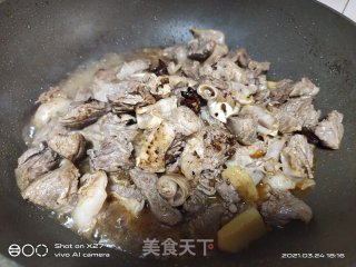 土豆烧牛腩的做法步骤：4