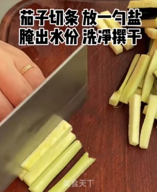 鱼香茄子的做法步骤：1
