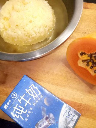 木瓜银耳牛奶的做法步骤：1