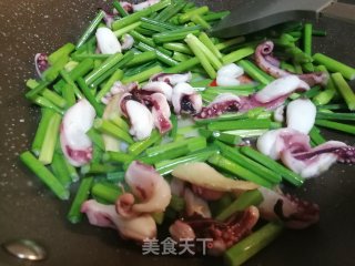 鲜嫩多汁低脂肪，吃不胖～韭菜花炒鱿鱼须的做法步骤：7