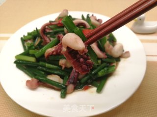 鲜嫩多汁低脂肪，吃不胖～韭菜花炒鱿鱼须的做法步骤：9