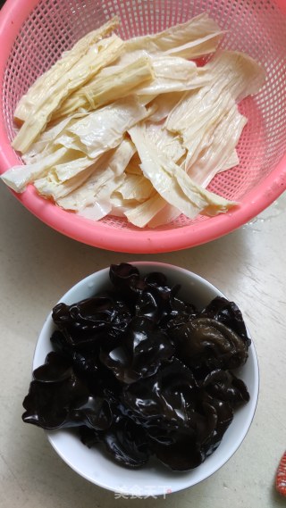 黑木耳拌腐竹的做法步骤：1