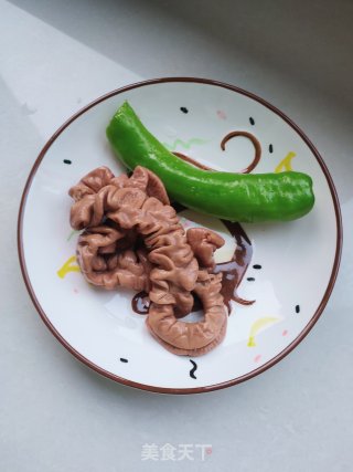 辣椒炒肥肠的做法步骤：1