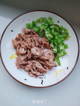 辣椒炒肥肠的做法步骤：2