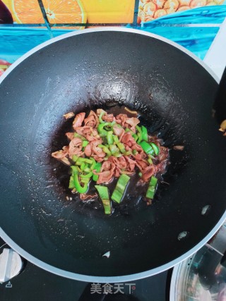 辣椒炒肥肠的做法步骤：11