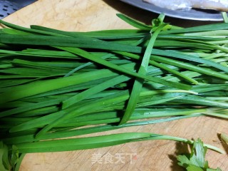 鸡蛋虾仁炒韭菜的做法步骤：2