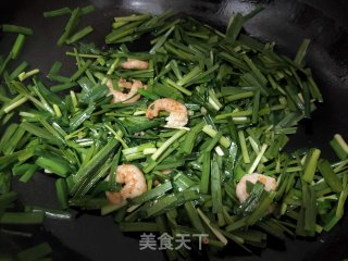 鸡蛋虾仁炒韭菜的做法步骤：7