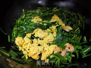 鸡蛋虾仁炒韭菜的做法步骤：8