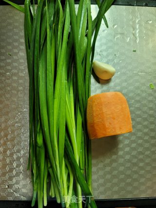 胡萝卜炒韭菜的做法步骤：1