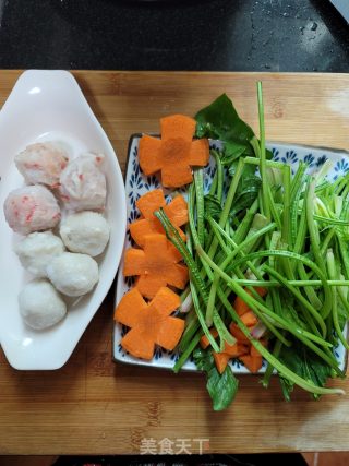 胡萝卜菠菜丸子汤的做法步骤：1