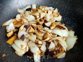 洋葱香菇炒肉末的做法步骤：17